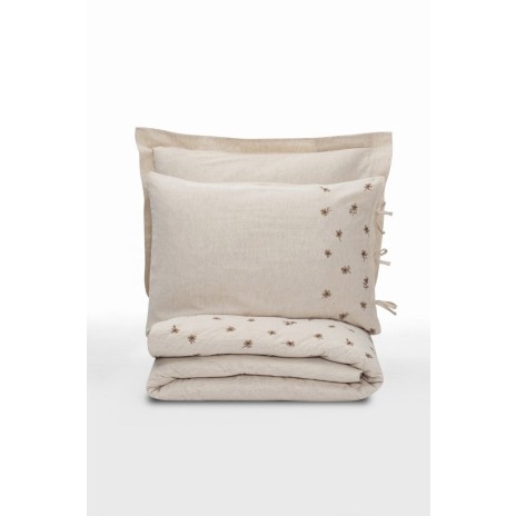 Lenjerie de pat din in și bumbac Cotton Box Arie cu detalii brodate, prezentată într-un dormitor elegant și rafinat.