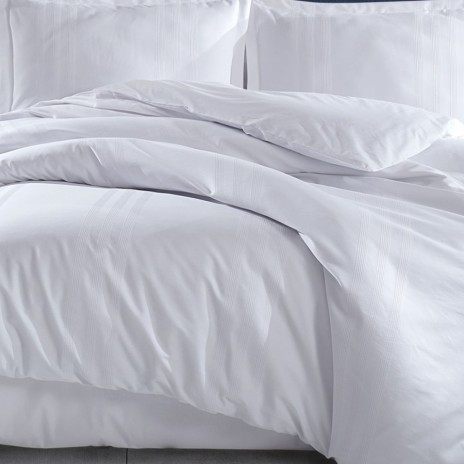 Lenjerie de pat jacquard ranforce alba Clasy Home Melkor V1 pe pat elegant