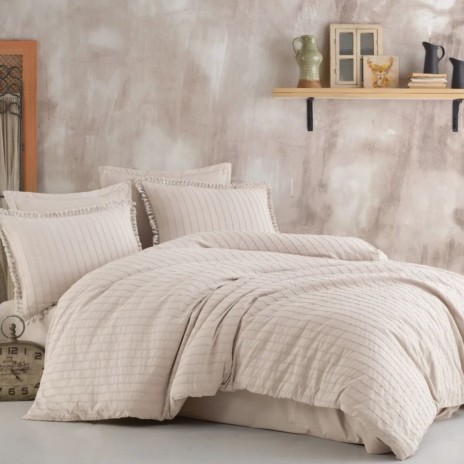 Lenjerie de pat jacquard ranforce Estina V10 Bej cu textura in dungi fine pe fundal bej cu dungi discrete