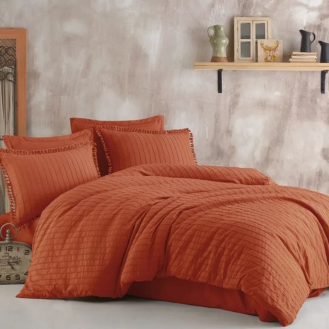 Lenjerie de pat jacquard ranforce Estina V9 Caramiziu cu textura in dungi fine pe fundal caramiziu