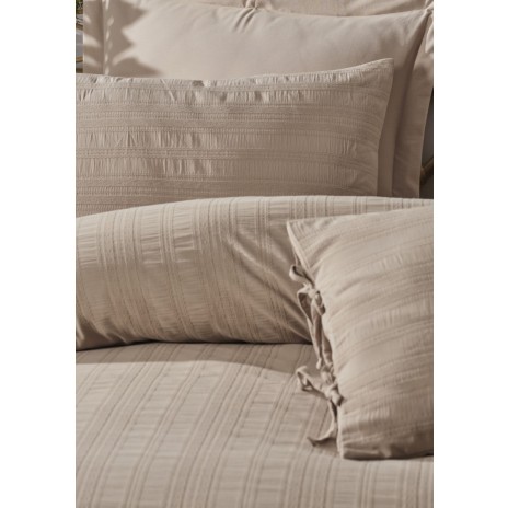 Lenjerie de pat Lucca bej cu model jacquard și dungi texturate, bumbac ranforce, marca Saheser.
