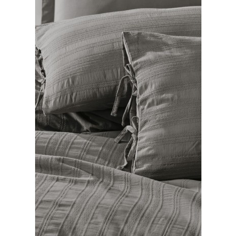 Lenjerie de pat Lucca gri cu model jacquard și dungi texturate, bumbac ranforce, marca Saheser.