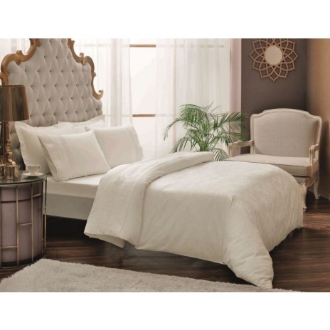 Lenjerie de pat Colette din bumbac 100% dublu satinat ecru cu design elegant și broderii subtile.