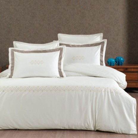 Lenjerie de pat King Merisa Rock din bumbac egiptean Silk Satin 400 TC, cu broderie geometrică fină și bordură taupe, pentru un dormitor elegant.