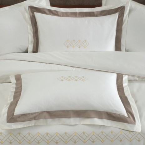 Lenjerie de pat King Merisa Rock din bumbac egiptean Silk Satin 400 TC, cu broderie geometrică fină și bordură taupe, pentru un dormitor elegant.
