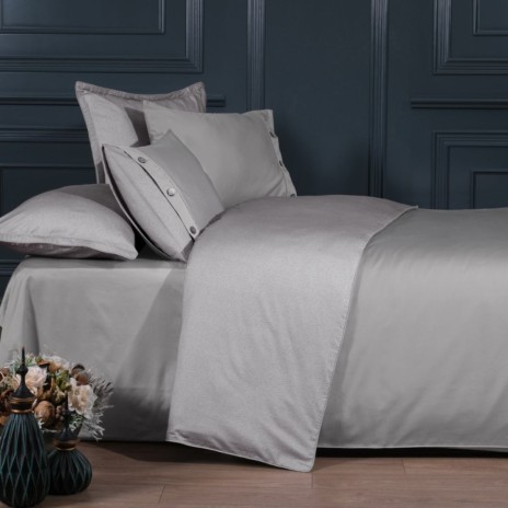 Lenjerie de pat King Myron Ash din bumbac egiptean Silk Satin 400 TC, gri perlat, cu nasturi decorativi și țesătură premium pentru un somn luxos.