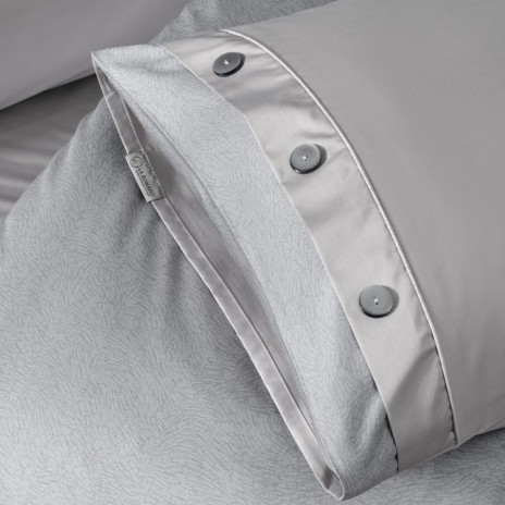 Lenjerie de pat King Myron Ash din bumbac egiptean Silk Satin 400 TC, gri perlat, cu nasturi decorativi și țesătură premium pentru un somn luxos.