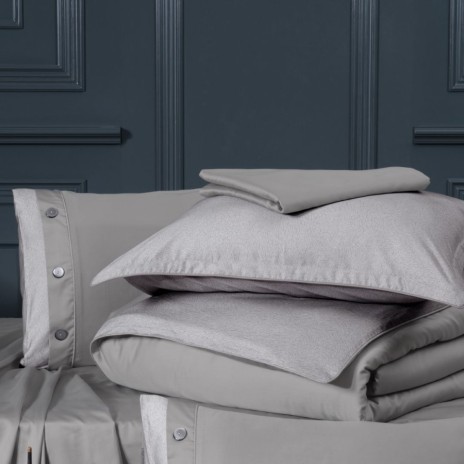 Lenjerie de pat King Myron Ash din bumbac egiptean Silk Satin 400 TC, gri perlat, cu nasturi decorativi și țesătură premium pentru un somn luxos.