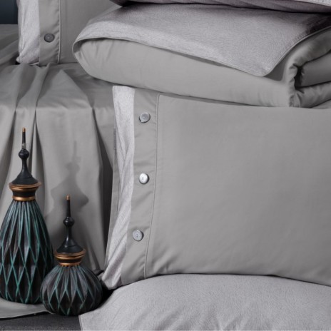 Lenjerie de pat King Myron Ash din bumbac egiptean Silk Satin 400 TC, gri perlat, cu nasturi decorativi și țesătură premium pentru un somn luxos.