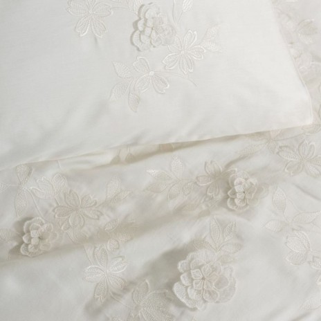 Lenjerie de pat Chic Ecru cu broderie florala 3D aplicata pe pilota si fete de perna