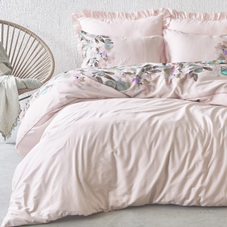 Lenjerie de pat satin premium, model Hiro, cu design floral elegant pe fundal roz pastel și volane rafinate.