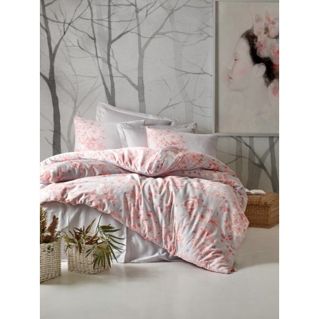 Lenjerie de pat din bumbac satinat Cotton Box cu model flori roz pastel și detalii florale pe fundal gri deschis