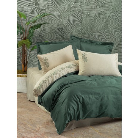 Lenjerie de pat verde închis din satin cu broderii delicate, model Cotton Box Andy, realizată din bumbac 100% satinat.