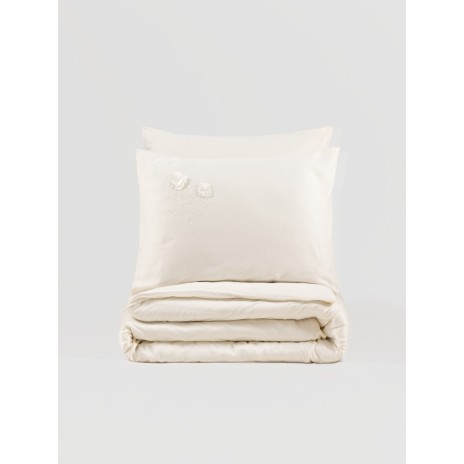Lenjerie de pat ecru din satin cu broderii 3D delicate, model Cotton Box Pure, realizată din bumbac 100% satinat.