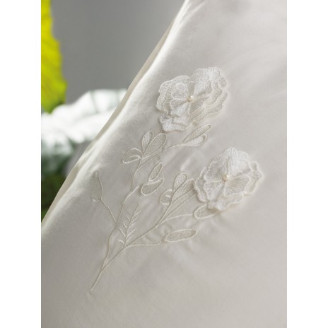 Lenjerie de pat ecru din satin cu broderii 3D delicate, model Cotton Box Pure, realizată din bumbac 100% satinat.