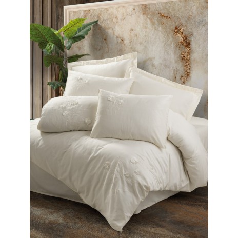 Lenjerie de pat ecru din satin cu broderii 3D delicate, model Cotton Box Pure, realizată din bumbac 100% satinat.