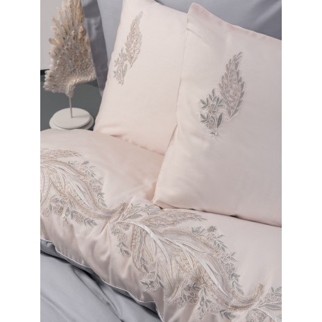 Lenjerie de pat gri deschis din satin cu broderii și aplicații 3D, model Cotton Box Sheen, realizată din bumbac 100% satinat.