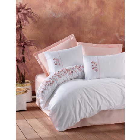 Lenjerie de pat albă din satin cu broderii roz delicate, model Cotton Box Tiny Powder, realizată din bumbac 100% satinat.