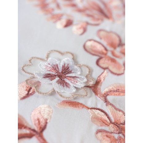 Lenjerie de pat albă din satin cu broderii roz delicate, model Cotton Box Tiny Powder, realizată din bumbac 100% satinat.