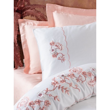 Lenjerie de pat albă din satin cu broderii roz delicate, model Cotton Box Tiny Powder, realizată din bumbac 100% satinat.