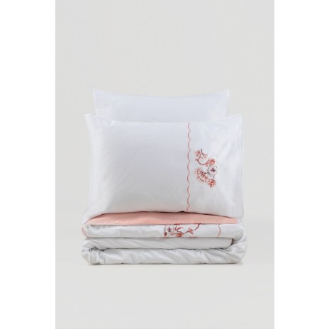 Lenjerie de pat albă din satin cu broderii roz delicate, model Cotton Box Tiny Powder, realizată din bumbac 100% satinat.