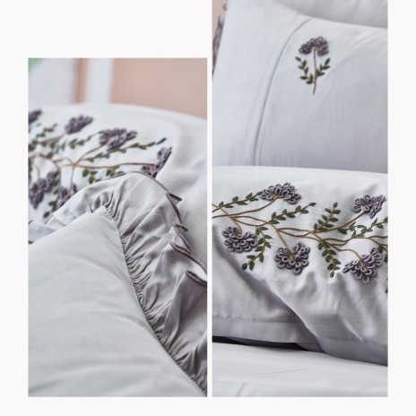 Lenjerie de pat premium din satin de lux, model Issel Gri, cu broderie elegantă și volane sofisticate.