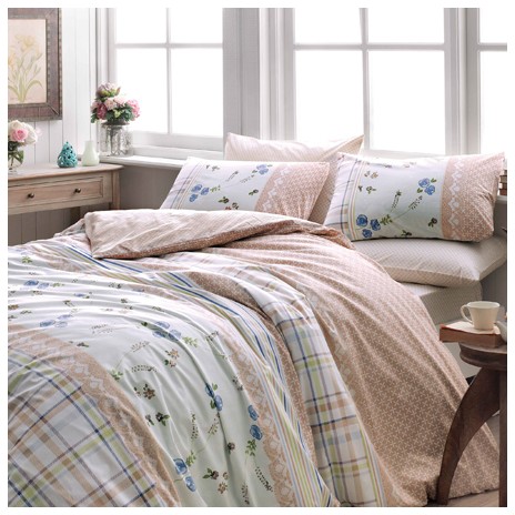 Lenjerie de pat Ranforce Arlene Maro cu design floral și accente de carouri în nuanțe de maro, albastru și alb.