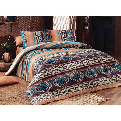 Lenjerie de pat Ranforce Bahar Adriana V2 cu design tradițional cu modele geometrice și dungi în nuanțe de albastru, maro și bej.
