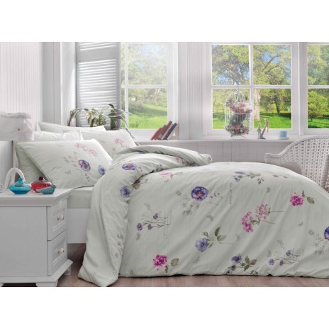 Lenjerie de pat dublu Bienna Bleu cu design floral delicat în nuanțe pastelate.