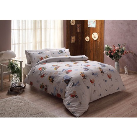 Lenjerie de pat Ranforce Lenny Kirmizi cu design cu motive florale și scrisori în nuanțe de roșu, albastru și crem.
