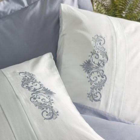 Set lenjerie de pat Biana Cotton Box cu broderie gri pe fundal alb-crem