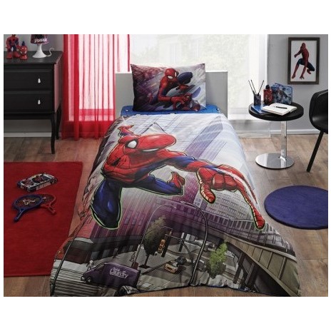 Lenjerie de pat Disney Spiderman Action, cu Spiderman în acțiune, design dinamic al orașului, nuanțe de gri, roșu și albastru, 3 piese, bumbac