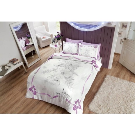 Lenjerie de pat din bumbac 100% satinat model Natalie Lila cu design floral și panglici mov pe fundal alb.