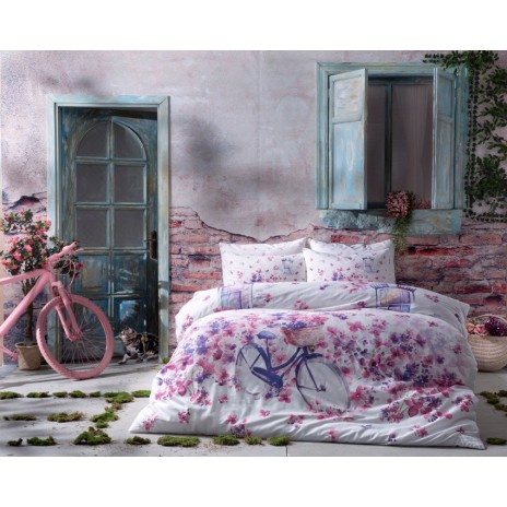 Lenjerie de pat din bumbac 100% satinat model Vincent Fusya cu design romantic de bicicletă și flori în nuanțe de fucsia și violet.