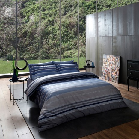 Lenjerie de pat de lux din bumbac satinat, model TAC Lux Line Bleu, 4 piese, cu dungi albastre și gri pe fundal albastru marin.