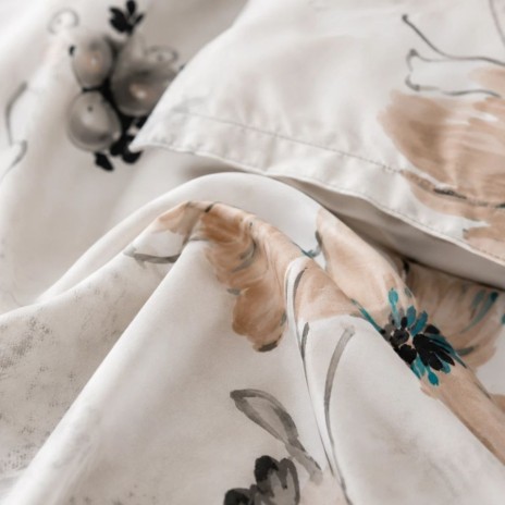 Lenjerie finet cu elastic 6 piese Flori bej 1, model floral bej cu accente turcoaz pe fundal deschis, cu cearsaf crem uni