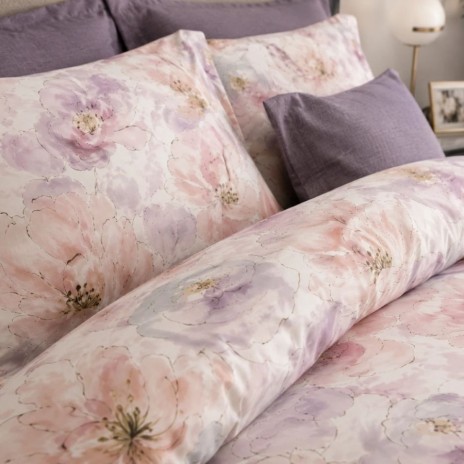 Lenjerie finet cu elastic 6 piese Flori pastel roz-lila, model floral pastelat in nuante de roz si lila, cu cearsaf lila uni