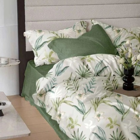 Lenjerie finet cu elastic 6 piese, model frunze tropicale pe fundal deschis, cu cearsaf verde uni