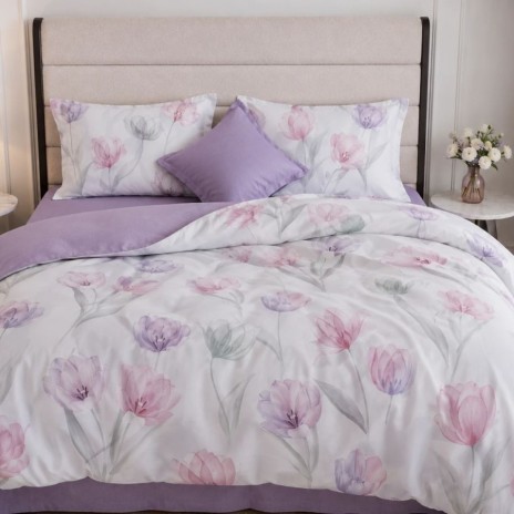 Lenjerie finet cu elastic 6 piese Lalele pastel, model floral cu lalele roz si lila pe fundal deschis, cu cearsaf uni lila