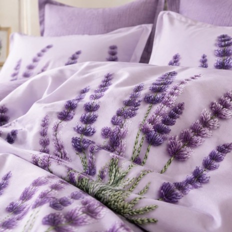 Lenjerie finet cu elastic 6 piese Lavanda, model cu flori de lavanda mov pe fundal lila deschis, cu cearsaf uni lila