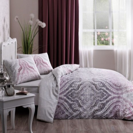 Set de lenjerie de pat TAC Divina Lila în bumbac ranforce, într-un dormitor elegant cu decor vintage