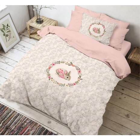 Lenjerie de pat de Paște pentru o persoană, design delicat în tonuri de bej și roz, cu un iepuraș într-o coroană florală