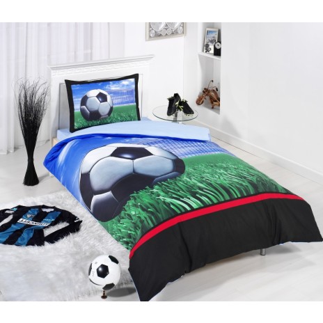 Lenjerie de pat 1 persoană cu design fotbal, minge pe teren verde și fundal albastru, ambalată în cutie elegantă