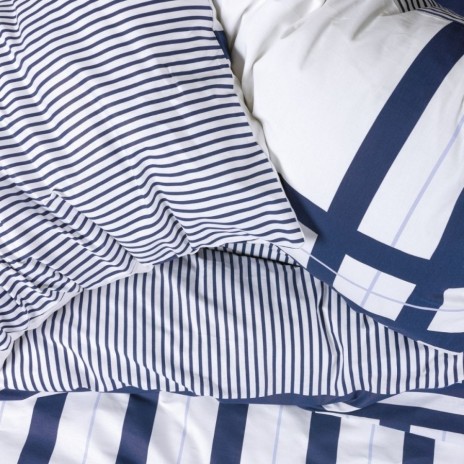 Set lenjerie pat 1 persoană Nifty Cotton Box din bumbac 100 % ranforce, dungi bleumarin pe fond alb, verso bleumarin uni