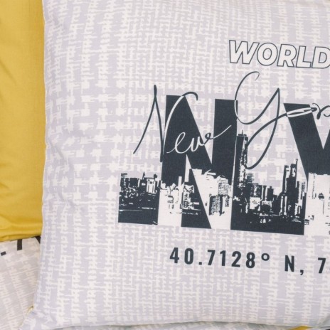 Set lenjerie pat 1 persoană Worldwide Cotton Box din bumbac 100 % ranforce, imprimeu skyline NYC galben-gri pe fond alb