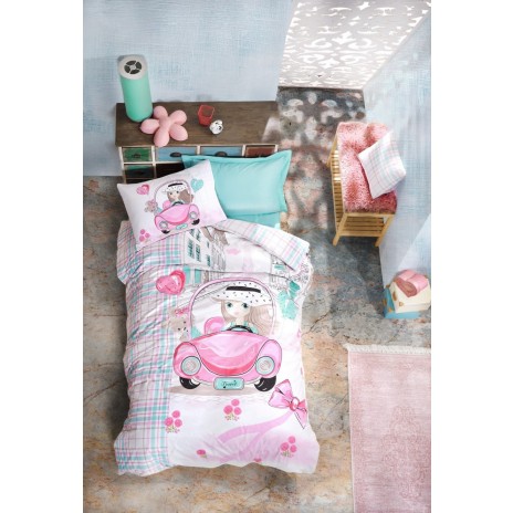 Lenjerie de pat pentru o persoană din bumbac 100% ranforce Cotton Box Paris Love Pink cu tematică pariziană și fetiță în mașină