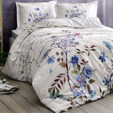 Lenjerie pat 1 persoana TAC Mako Satin Lindy cu model floral albastru si mov pe fundal deschis