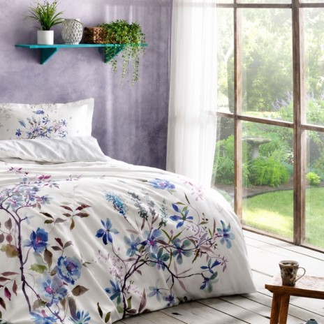 Lenjerie pat 1 persoana TAC Mako Satin Lindy cu model floral albastru si mov pe fundal deschis