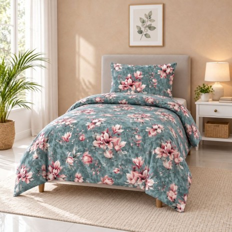 lenjerie pat 1 persoana Marea Blue bumbac ranforce cu elastic magnolii roz pe fundal albastru First Choice