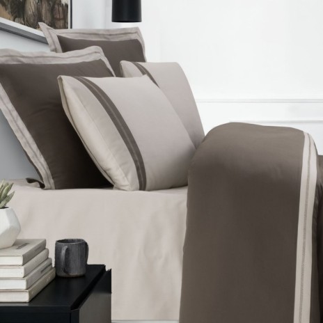 Lenjerie pat de lux Alara Maro Iron La Romano, bumbac satinat 300TC, cu broderie si contrast crem